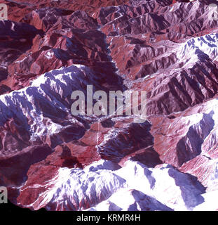 Sochi, Russland Winter-olympischen Stätten (Mountain Cluster), das 2014-Winter-olympischen Pisten können bewertet Double Black Diamond sein, aber sie sind nicht ganz so steil, wie sie in dieses Bild der Ski und Snowboard Seiten für die Olympischen Winterspiele in Sotschi, Jan. 4, 2014 erworben werden, die von der Advanced Spaceborne Thermal Emission und Reflexion Radiometer (ASTER) Instrument auf der NASA-Raumsonde Terra. Rosa Khutar Ski Resort in der Nähe von Sochi, Russland, ist in der Senke in der Mitte, und die Läufe sind sichtbar auf der schattigen Hänge auf der linken Seite des Tals. Höhe wurde 1,5 Mal übertrieben zu brin Stockfoto