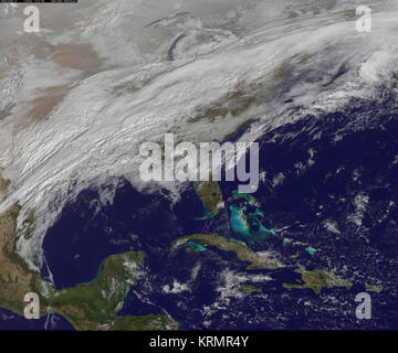 NASA image Feb 2, 2014 Um 1515 UTC erfasst. Das geht-13 Satelliten Monitore Wetter über den östlichen USA und dem Atlantischen Ozean, während GEHT-11 den westlichen USA und im östlichen Pazifik überwacht. Geht-13 dieses Bild von Wolken über den östlichen US gesehen erfasst. Der nationale Wetterdienst sagt, daß es bewölkt mit einer kleinen Wahrscheinlichkeit der Duschen in East Rutherford, NJ am 13.02.2014. Der NWS wurde auch berichtet, dass die temps werden kurz vor dem Spiel die Zeit der niedrigen 40s Steigen, und Sie werden sich fühlen wie die hohe 30 s mit Wind chill berücksichtigt. <b><a href='Http://goes.gsfc.nasa.gov/' rel='nder Stockfoto