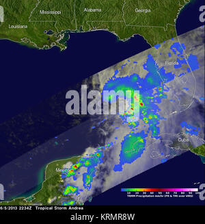 Die NASA-Satelliten TRMM flogen direkt über tropische Sturm Andrea am Juni 5, 2234 UTC (6:34 Uhr EDT) nur eine Stunde nach dem National Hurricane Center mit dem Namen der Sturm. Die schwersten Niederschläge von 124,5 mm pro Stunde (4,9 Zoll pro Stunde) wurde auf Andrea's südöstlichen Seite gefunden. Bild: NASA/SSAI, Hal Pierce - - - NASA sieht starke Niederschläge im tropischen Sturm Andrea die NASA-Satelliten TRMM über tropische Sturm Andrea vorbei direkt nach benannt wurde, während die NASA-Satelliten Terra ein sichtbares Bild von dem Sturm erreichen Stunden vorher gefangen. TRMM Maßnahmen Niederschlag von Raum und sah, dass Niederschlag Preise i Stockfoto