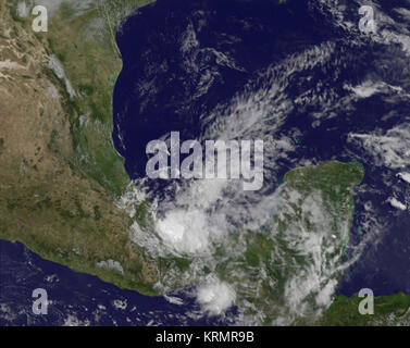 Dieses sichtbare Bild der Reste des Hurrikans Barbara wurde 1432 UTC (10 aufgenommen: 32:00 Uhr EDT) geht durch die NOAA-14 Satelliten am 31. Mai 2013. Im Bild, vereinzelte Schauer waren, die über die Bucht von Campeche. Zu der Zeit des Bildes der Küstenstadt Coatzacolalcos berichtet, leichter Regen. Bild: NASA/NOAA GEHT Projekt-------- Satelliten der NASA siehe Hurrikan Barbara an Land und Zischen Hurrikan Barbara kommen vor kurzem Landfall entlang der südlichen Pazifikküste von Mexiko und der NASA und TRMM Suomi NPP erfassten Satelliten Niederschlag Preise im Sturm, und eine Nacht Bild von landfal Stockfoto