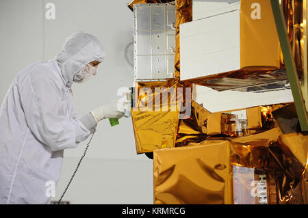 Jan. 12, 2013 Folgende Tankvorgänge, einem Techniker führt Thermodecke ßungen für die Wartung der Ventile auf der Landsat Data Continuity Mission (Ldcm) Raumfahrzeuge in der Astrotech Processing Facility auf der Vandenberg Air Force Base in Kalifornien. Image Credit: NASA/VAFB--- Manager, haben die 'go' in Richtung einer Feb.11 Start der NASA Landsat Data Continuity Mission (Ldcm) Sonde auf einem United Launch Alliance Atlas-V-Rakete von der Vandenberg Air Force Base in Kalifornien, um fortzufahren. Die Landsat Data Continuity Mission (Ldcm) ist die Zukunft der Landsat Satelliten. Es wird Con Stockfoto