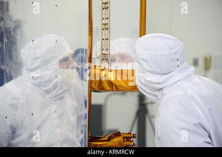 Jan. 12, 2013 Folgende Tankvorgänge, ein Techniker überprüft die Landsat Data Continuity Mission (Ldcm) Raumfahrzeuge in der Astrotech Processing Facility auf der Vandenberg Air Force Base in Kalifornien. Image Credit: NASA/VAFB--- Manager haben angesichts der 'Go' in Richtung einer Feb.11 Start der NASA Landsat Data Continuity Mission (Ldcm) Sonde auf einem United Launch Alliance Atlas-V-Rakete von der Vandenberg Air Force Base in Kalifornien, um fortzufahren. Die Landsat Data Continuity Mission (Ldcm) ist die Zukunft der Landsat Satelliten. Es wird weiterhin wertvolle Daten und Bilder in der Landwirtschaft verwendet werden, um Stockfoto