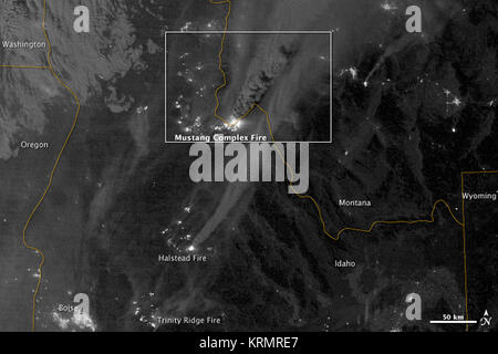 Am 29. August 2012, den sichtbaren Infrarot Imaging Radiometer Suite (VIIRS) auf der Suomi NPP-Satelliten dieses nächtliche Ansicht der Waldbrände brennen in Idaho und Montana eingefangen. Das Bild wurde durch die VIIRS "Tag - Nacht band", die das Licht in einem Bereich von Wellenlängen von Grün in der Nähe von Infrarot und nutzt Filtertechniken erkennt Signale wie Gasfackeln, Polarlichter, Waldbrände, die Lichter der Stadt zu beobachten und reflektierte Mondlicht. Wenn das Bild wurde aufgenommen, der Mond war in seiner Waxing gibbous Phase, d. h. es war mehr als die Hälfte beleuchtet, aber weniger als voll. Zahlreiche hot spots aus dem Mustang Komplex Stockfoto