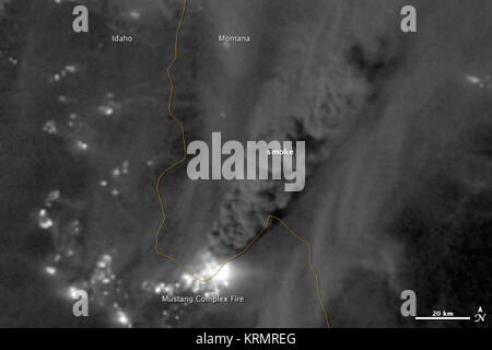 Am 29. August 2012, den sichtbaren Infrarot Imaging Radiometer Suite (VIIRS) auf der Suomi NPP-Satelliten dieses nächtliche Ansicht der Waldbrände brennen in Idaho und Montana eingefangen. Das Bild wurde durch die VIIRS "Tag - Nacht band", die das Licht in einem Bereich von Wellenlängen von Grün in der Nähe von Infrarot und nutzt Filtertechniken erkennt Signale wie Gasfackeln, Polarlichter, Waldbrände, die Lichter der Stadt zu beobachten und reflektierte Mondlicht. Wenn das Bild wurde aufgenommen, der Mond war in seiner Waxing gibbous Phase, d. h. es war mehr als die Hälfte beleuchtet, aber weniger als voll. Zahlreiche hot spots aus dem Mustang Komplex Stockfoto