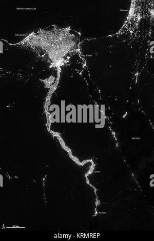 NASA-Bild erfasst Oktober 13, 2012 den Nil Tal und Delta weniger als 5 Prozent der Landfläche ausmachen, aber ein angeben, in dem etwa 97 Prozent der Bevölkerung des Landes. Nichts macht den Standort der menschlichen Bevölkerung klarer als die Lichter beleuchten das Tal und Delta in der Nacht. Am 13. Oktober 2012, den sichtbaren Infrarot Imaging Radiometer Suite (VIIRS) auf der Suomi NPP-Satelliten dieses nächtliche Aussicht auf den Nil Tal und Delta erfasst. Dieses Bild ist aus dem VIIRS "Tag-Nacht-band", die das Licht erkennt in einem Bereich von Wellenlängen von Grün in der Nähe von Infrarot und u Stockfoto