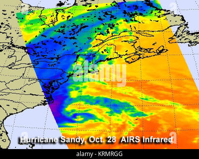 Die atmosphärischen Infrarot Echolot (AIRS) Instrument an Bord der NASA-Aqua Satelliten erfasst Infrarot Bilder von Hurrikan Sandy auf So. 28.Oktober um 1:29 Uhr EDT, dass einige starke Gewitter (lila) und das Ausmaß der Sandstrand erreichen (blau) von der Carolinas in das Ohio Valley und östlichen Kanada zeigte. Die Gewitter in den violetten Bereich erreichten Hoch in die Troposphäre, wo Cloud top Temperaturen so kalt sind wie -63 Grad Fahrenheit (52 Grad Celsius). Sandy's Center ist klar erkennbar wie die kreisförmige violette Fläche an der Küste. Image Credit: NASA/JPL, Ed Olsen/Text Bild: NASA Rob Gutro <b Stockfoto