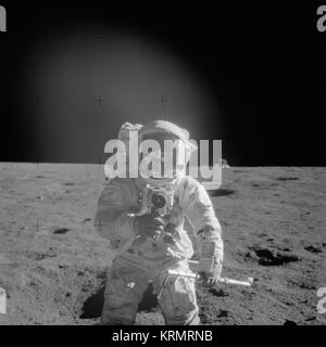 Apollo 12 Mission Bild - Astronaut Charles Conrad jr., Apollo 12 Commander, mit Hilfe eines 70-mm-Handheld Haselblad Kamera (6816499986) Stockfoto