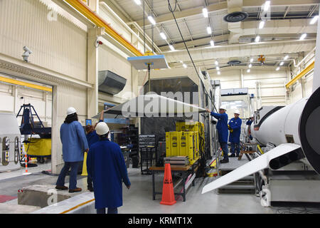 In Gebäude 1555 auf der Vandenberg Air Force Base in Kalifornien, Techniker und Ingenieure, die abschließende Prüfung der Flügel Installationen auf der orbitalen ATK Pegasus XL Rakete, die acht NASA Cyclone Global Navigation Satellite System, oder CYGNSS, Raumfahrzeuge. Vorbereitungen am Vandenberg, die Rakete konkurrierten, mit CYGNSS in ihrer Nutzlastverkleidung, wird dem Orbital ATK L-1011 Träger Flugzeuge angebracht werden und zum Kennedy Space Center der NASA in Florida transportiert. Am Dez. 12, 2016, den Träger Flugzeuge wird voraussichtlich aus dem Kompaktlader Streifen der Cape Canaveral Air Force Station und CYGNSS zu nehmen Stockfoto