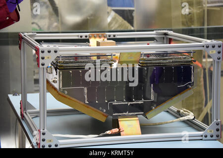 In Gebäude 1555 auf der Vandenberg Air Force Base in Kalifornien, einer von acht NASA Cyclone (Global Navigation Satellite System) CYGNSS Raumfahrzeug hat aus der Verpackung entfernt worden. Ingenieure und Techniker preflight Testen beginnen und die Verarbeitung der Sonde für den Start an Bord einer Orbitalen ATK Pegasus XL Rakete vorzubereiten. Vorbereitungen am Vandenberg konkurrierten, die Rakete wird zum Kennedy Space Center der NASA in Florida zu den Orbitalen ATK L-1011 Träger Flugzeuge mit in ihrer Nutzlastverkleidung transportiert werden. CYGNSS wird auf der Pegasus XL Rakete vom Kompaktlader St starten Stockfoto