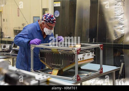 In Gebäude 1555 auf der Vandenberg Air Force Base in Kalifornien, einer von acht NASA Cyclone Global Navigation Satellite System (CYGNSS) Raumschiff nach aus der Verpackung genommen wurden inspiziert. Ingenieure und Techniker preflight Testen beginnen und die Verarbeitung der Konstellation von Satelliten für den Start an Bord einer Orbitalen ATK Pegasus XL Rakete vorzubereiten. Vorbereitungen am Vandenberg konkurrierten, die Rakete wird zum Kennedy Space Center der NASA in Florida zu den Orbitalen ATK L-1011 Träger Flugzeuge mit in ihrer Nutzlastverkleidung transportiert werden. CYGNSS wird auf dem P starten Stockfoto