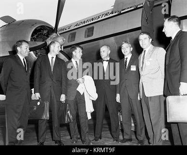 Astronauten MIT DR. VON BRAUN UND DR. HOLMES Wernher von Braun - 6230331 Stockfoto