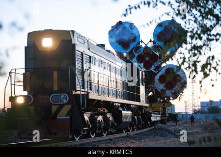 Die Sojus MS-02 Raumschiff wird von Zug zum Launch Pad mit dem Zug am Sonntag, Oktober 16, 2016 rollte auf dem Kosmodrom Baikonur in Kasachstan. Expedition 49 Bordingenieur Shane Kimbrough der NASA, Sojus Commander Sergey Ryzhikov von Roskosmos, und Flugingenieur Andrey Borisenko von roskosmos sollen vom Kosmodrom Baikonur in Kasachstan am 19. Photo Credit: (NASA/Joel Kowsky) Expedition 49 Rollout (NHQ 201610160008) Stockfoto