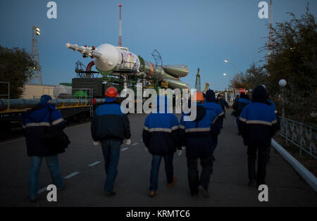 Die Arbeiter gehen Sie in Richtung Pad 31 Wie die Sojus MS-02 Raumschiff wird durch Zug an der Startrampe auf dem Kosmodrom Baikonur, Kasachstan, Sonntag, Oktober 16, 2016 gerollt. Expedition 49 Bordingenieur Shane Kimbrough der NASA, Sojus Commander Sergey Ryzhikov von Roskosmos, und Flugingenieur Andrey Borisenko von roskosmos sollen vom Kosmodrom Baikonur in Kasachstan am 19. Photo Credit: (NASA/Joel Kowsky) Expedition 49 Rollout (NHQ 201610160011) Stockfoto