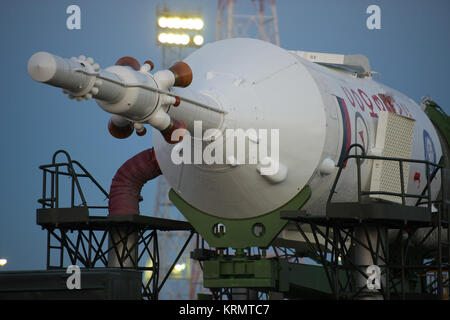 Die Sojus MS-02 Raumschiff wird von Zug zum Launch Pad mit dem Zug am Sonntag, Oktober 16, 2016 rollte auf dem Kosmodrom Baikonur in Kasachstan. Expedition 49 Bordingenieur Shane Kimbrough der NASA, Sojus Commander Sergey Ryzhikov von Roskosmos, und Flugingenieur Andrey Borisenko von roskosmos sollen vom Kosmodrom Baikonur in Kasachstan am 19. Photo Credit: (NASA/Joel Kowsky) Expedition 49 Rollout (NHQ 201610160012) Stockfoto