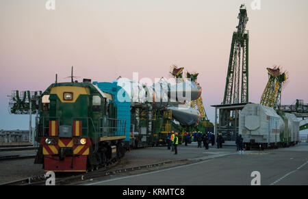 Die Sojus MS-02 Raumschiff wird von Zug zum Launch Pad mit dem Zug am Sonntag, Oktober 16, 2016 rollte auf dem Kosmodrom Baikonur in Kasachstan. Expedition 49 Bordingenieur Shane Kimbrough der NASA, Sojus Commander Sergey Ryzhikov von Roskosmos, und Flugingenieur Andrey Borisenko von roskosmos sollen vom Kosmodrom Baikonur in Kasachstan am 19. Photo Credit: (NASA/Joel Kowsky) Expedition 49 Rollout (NHQ 201610160013) Stockfoto