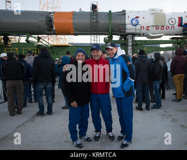 Expedition 49 backup Crew Mitglieder Mark Vande Hei der NASA, Links, Alexander Misurkin, Mitte, und Nikolai Tikhonov von Roskosmos, Links, posieren für ein Foto nach dem Sojus MS-02 Raumschiff trifft als die Startrampe, nachdem Sie mit dem Zug am Kosmodrom Baikonur, Kasachstan, Sonntag, Oktober 16, 2016 gerollt werden. Expedition 49 Bordingenieur Shane Kimbrough der NASA, Sojus Commander Sergey Ryzhikov von Roskosmos, und Flugingenieur Andrey Borisenko von roskosmos sollen vom Kosmodrom Baikonur in Kasachstan am 19. Photo Credit: (NASA/Joel Kowsky) Expedition 49 Rollout (NHQ 201 Stockfoto