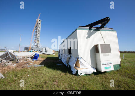 Eine beschädigte Bau Trailer und mehrere Stücke von damit verbundenen Ablagerungen, Wirbelsturm Matthäus, sind vor der Mobile Launcher im 39 Bereich des NASA Kennedy Space Center in Florida gesehen. Bewertungen und Reparaturarbeiten an verschiedenen Strukturen und Einrichtungen über den Raumhafen, Teil der laufenden Erholung von Hurrikan Matthäus, östlich von Kennedy am 6. und 7. Oktober 2016 verabschiedet. Das Zentrum erhielt einige isolierte Dach beschädigt, beschädigte Unterstützung Gebäude, ein paar Stromleitungen niedergeworfen, und begrenzt das Eindringen von Wasser. Strand erosion trat auch, obwohl die Stockfoto