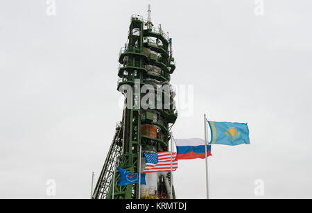 Die Sojus MS-02 Rakete auf der Startrampe am Mittwoch, Oktober 19, 2016 Auf dem Kosmodrom Baikonur in Kasachstan gesehen. Expedition 49 Bordingenieur Shane Kimbrough der NASA, Sojus Commander Sergey Ryzhikov von Roskosmos, und Flugingenieur Andrey Borisenko von roskosmos wird sich in den nächsten vier Monaten Leben und Arbeiten an Bord der Internationalen Raumstation. Photo Credit: (NASA/Joel Kowsky) Expedition 49 Preflight (NHQ 201610190034) Stockfoto