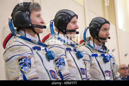 Expedition 50 Crew Mitglieder NASA-Astronautin Peggy Whitson, Links, Russischer Kosmonaut Oleg Novitskiy von Roskosmos, Mitte, und ESA-Astronaut Thomas Pesquet Bericht zu Mission Manager für Ihre endgültige Qualifikation Prüfungen, Dienstag, Oktober 25, 2016, auf der Gagarin Cosmonaut Training Centre (GCTC) in Star City, Russland. Photo Credit: (NASA/Bill Ingalls) Expedition 50 Qualifikation Prüfungen (NHQ 201610250018) Stockfoto