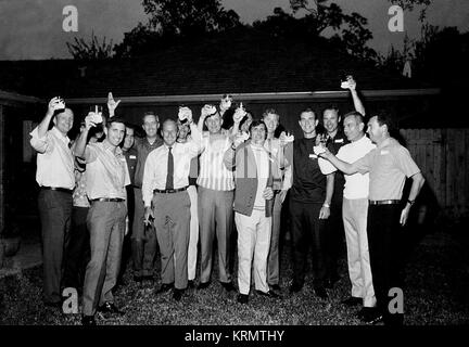 Apollo Astronauten & Sojus 9 Crew bei einem Hinterhof Partei Stockfoto