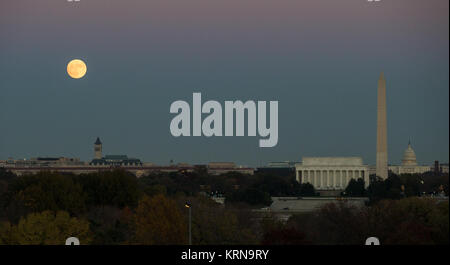 Der Mond ist zu sehen, wie es über Washington, DC am Sonntag, November 13, 2016 steigt aus den Niederlanden Carillon in Arlington, Virginia. Mondaufgang über Washington (NHQ 201611130009) Stockfoto