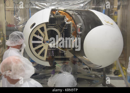 Techniker mit Orbital ATK haben die erste Hälfte der Pegasus XL Verkleidung um die NASA-Cyclone Global Navigation Satellite System (CYGNSS) in Gebäude 1555 auf der Vandenberg Air Force Base in Kalifornien installiert. Die zweite Hälfte der Verkleidung wird installiert. CYGNSS wird am Vandenberg vorbereitet, und dann wird zu Kennedy Space Center der NASA in Florida an Bord der Orbital ATK Pegasus XL Rakete, die Orbital ATK L-1011 Träger Flugzeuge angebracht wird transportiert werden. CYGNSS wird auf der Pegasus XL Rakete vom Kompaktlader Streifen der Cape Canaveral Air Force Station starten. CYGNSS machen Stockfoto