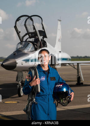 2017 der NASA-Astronaut Kandidat - Jasmin Moghbeli. Foto Datum: Juni 6, 2017. Ort: Ellington Field - Hangar 276, Asphalt. Fotograf: Robert Markowitz Jasmin Moghbeli portrait Stockfoto