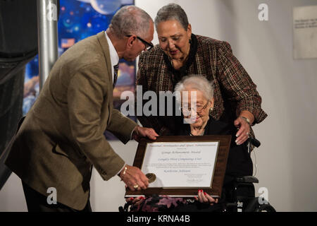 NASA-Administrator Charles Bolden stellt eine Auszeichnung zu Katherine Johnson, der afrikanischen amerikanischen Mathematiker, Physiker und Wissenschaftler, der Flugbahnen für erste John Glenn von Orbital flight 1962 berechnet, bei einem Empfang für die Mitglieder des abgeteilten Bereich West Computer Division von Langley Research Center am Donnerstag, 1 Dezember, 2016 Ehre, an der Virginia Luft- und Raumfahrtzentrum in Hampton, VA. Danach werden die Gäste nahmen an der Premiere von "versteckten Zahlen" einen Film, der die Sterne Taraji P. Henson als Katherine Johnson, Octavia Spencer als Dorothy Vaughan, und Janelle monae wie Mary Jackson. Stockfoto