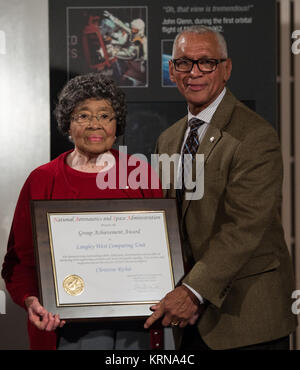 NASA-Administrator Charles Bolden stellt eine Auszeichnung an die NASA 'Human Computer' Christine Richie, bei einem Empfang in der NASA "menschlichen Computern auf Donnerstag Ehre, Dez. 1, 2016 an der Virginia Luft- und Raumfahrtzentrum in Hampton, VA. Danach werden die Gäste nahmen an der Premiere von "versteckten Zahlen" einen Film, der die Sterne Taraji P. Henson als Katherine Johnson, der afrikanischen amerikanischen Mathematiker, Physiker und Wissenschaftler, der Flugbahnen für erste John Glenn von Orbital flight 1962 berechnet. Sie sind außerdem mit Octavia Spencer als Dorothy Vaughan und Janelle monae wie Mary Jackson, Johnson's colleagu Stockfoto