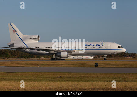 Die Orbital ATK L-1011 Stargazer Flugzeug hat am Kompaktlader Streifen der Cape Canaveral Air Force Station in Florida angekommen. Unter der Stargazer verbunden ist, ist das Orbitale ATK Pegasus XL mit der NASA Cyclone Global Navigation Satellite System (CYGNSS) mit an Bord. CYGNSS verarbeitet wurde, und für seine Mission auf der Vandenberg Air Force Base in Kalifornien vorbereitet. CYGNSS ist für seine fliegenden Start an Bord der Pegasus XL Rakete vom Kompaktlader Streifen am 04.12.12 geplant. CYGNSS wird häufig und genaue Messungen der Meeresoberfläche Winde während des gesamten Lebenszyklus von tropischen Stürmen und Hurrikanen. Die Daten-T Stockfoto