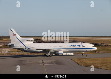 Die Orbital ATK L-1011 Stargazer Flugzeug hat am Kompaktlader Streifen der Cape Canaveral Air Force Station in Florida angekommen. Unter der Stargazer verbunden ist, ist das Orbitale ATK Pegasus XL mit der NASA Cyclone Global Navigation Satellite System (CYGNSS) mit an Bord. CYGNSS verarbeitet wurde, und für seine Mission auf der Vandenberg Air Force Base in Kalifornien vorbereitet. CYGNSS ist für seine fliegenden Start an Bord der Pegasus XL Rakete vom Kompaktlader Streifen am 04.12.12 geplant. CYGNSS wird häufig und genaue Messungen der Meeresoberfläche Winde während des gesamten Lebenszyklus von tropischen Stürmen und Hurrikanen. Die Daten-T Stockfoto