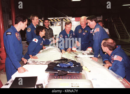 Sept. 3, 1998 -- Um eine Tabelle in Schacht 2 Orbiter Processing Facility des NASA Kennedy Space Center in Florida, STS-95 Crew Mitglieder schauen Sie über Ausrüstung während der Crew Equipment Interface Test (CEIT) für ihre Mission. Von links, sind Mission Specialist Pedro Duque, der Europäischen Weltraumorganisation; Nutzlastspezialist Chiaki Mukai, der National Space Development Agency Japans (NASDA); Mission Specialist Scott Parazynski E., M.D.; Pilot Steven W. Lindsey; die Nutzdatei Spezialist John Glenn jr., Senator form Ohio; Mission Specialist Stephen K. Robinson; und Mission Commander Curtis L. Braun J Stockfoto