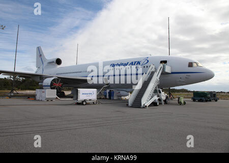 Der Cape Canaveral Air Force Station Skid Streifen die Orbital ATK L-1011 Stargazer Flugzeuge wird vorbereitet zu starten die NASA-Cyclone Global Navigation Satellite System, oder CYGNSS, Raumfahrzeuge. Die acht Micro Satelliten sind an Bord eine orbitale ATK Pegasus XL Rakete geschnallt an der Unterseite der Stargazer. CYGNSS ist für seine fliegenden Start an Bord der Pegasus XL Rakete vom Kompaktlader Streifen am 04.12.12 geplant. CYGNSS wird häufig und genaue Messungen der Meeresoberfläche Winde während des gesamten Lebenszyklus von tropischen Stürmen und Hurrikanen. Die Daten, die CYGNSS bietet wird Wissenschaftler aktivieren Stockfoto