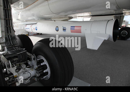 Der Cape Canaveral Air Force Station Skid Streifen die Orbital ATK L-1011 Stargazer Flugzeuge wird vorbereitet zu starten die NASA-Cyclone Global Navigation Satellite System, oder CYGNSS, Raumfahrzeuge. Die acht Micro Satelliten sind an Bord eine orbitale ATK Pegasus XL Rakete geschnallt an der Unterseite der Stargazer. CYGNSS ist für seine fliegenden Start an Bord der Pegasus XL Rakete vom Kompaktlader Streifen am 04.12.12 geplant. CYGNSS wird häufig und genaue Messungen der Meeresoberfläche Winde während des gesamten Lebenszyklus von tropischen Stürmen und Hurrikanen. Die Daten, die CYGNSS bietet wird Wissenschaftler aktivieren Stockfoto