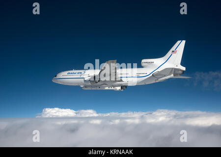 Von der F-18 pathfinder Flugzeuge fotografiert, das Orbital ATK L-1011 Stargazer Flugzeug gesehen wird, fliegen über den Atlantischen Ozean vor der Küste von Daytona Beach, Florida. Angehängte unter dem Flugzeug ist die Pegasus XL Rakete mit acht Cyclone Global Navigation Satellite System, oder CYGNSS, Raumfahrzeuge. Die CYGNSS Satelliten werden häufige und genaue Messungen der Meeresoberfläche Winde während des gesamten Lebenszyklus von tropischen Stürmen und Hurrikanen. Die Daten, die CYGNSS bietet Wissenschaftlern ermöglichen wird, um Luft zu Probe-sea interaction Prozesse, die sich in der Nähe der Core der Stürme, die Ra nehmen Stockfoto