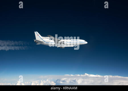 Von der F-18 pathfinder Flugzeuge fotografiert, das Orbital ATK L-1011 Stargazer Flugzeug gesehen wird, fliegen über den Atlantischen Ozean vor der Küste von Daytona Beach, Florida. Angehängte unter dem Flugzeug ist die Pegasus XL Rakete mit acht Cyclone Global Navigation Satellite System, oder CYGNSS, Raumfahrzeuge. Die CYGNSS Satelliten werden häufige und genaue Messungen der Meeresoberfläche Winde während des gesamten Lebenszyklus von tropischen Stürmen und Hurrikanen. Die Daten, die CYGNSS bietet Wissenschaftlern ermöglichen wird, um Luft zu Probe-sea interaction Prozesse, die sich in der Nähe der Core der Stürme, die Ra nehmen Stockfoto