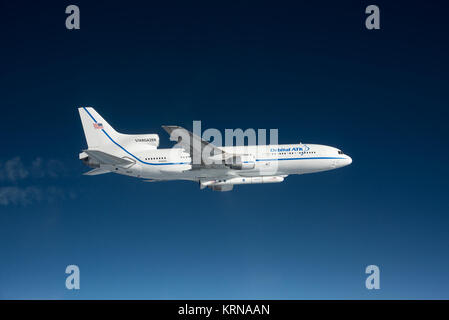 Von der F-18 pathfinder Flugzeuge fotografiert, das Orbital ATK L-1011 Stargazer Flugzeug gesehen wird, fliegen über den Atlantischen Ozean vor der Küste von Daytona Beach, Florida. Angehängte unter dem Flugzeug ist die Pegasus XL Rakete mit acht Cyclone Global Navigation Satellite System, oder CYGNSS, Raumfahrzeuge. Die CYGNSS Satelliten werden häufige und genaue Messungen der Meeresoberfläche Winde während des gesamten Lebenszyklus von tropischen Stürmen und Hurrikanen. Die Daten, die CYGNSS bietet Wissenschaftlern ermöglichen wird, um Luft zu Probe-sea interaction Prozesse, die sich in der Nähe der Core der Stürme, die Ra nehmen Stockfoto