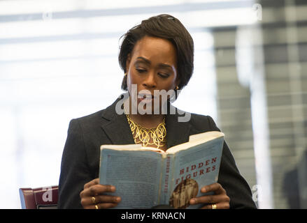 "Versteckte Zahlen 'Autor Margot Lee Shetterly, liest eine Passage aus Ihrem Buch zu einem Publikum hauptsächlich aus Washington DC öffentliche Schule Studenten, Mittwoch, Dezember 14, 2016 Martin Luther King Jr. Memorial Library in Washington. Der Film, mit dem gleichen Namen, die auf dem Buch basiert, zeichnet das Leben der Katherine Johnson, Dorothy Vaughan und Mary Jackson - Afro-amerikanische Frauen bei der NASA als "menschliche Computer,", die zum Erfolg von John Glenn's Freundschaft 7 Mission 1962 kritisch waren. Photo Credit: (NASA/Aubrey Gemignani) Versteckte Zahlen Buch Ereignis (NHQ 201612140018) Stockfoto