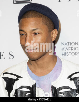 Amerikanischen Singer-Songwriter Pharrell Williams kommt auf den roten Teppich für ein Screening des Films "versteckte Zahlen" des Smithsonian nationalen Museum für Afrikanische Amerikanische Geschichte und Kultur, Mittwoch, 31.12.14, 2016 in Washington, DC. Der Film basiert auf dem Buch des gleichen Titels, von Margot Lee Shetterly und Chronik das Leben von Katherine Johnson, Dorothy Vaughan und Mary Jackson - Afro-amerikanische Frauen bei der NASA als "menschliche Computer,", die zum Erfolg von John Glenn's Freundschaft 7 Mission 1962 kritisch waren. Photo Credit: (NASA/Joel Kowsky) 22 versteckte Zahlen 22 Screening bei N Stockfoto