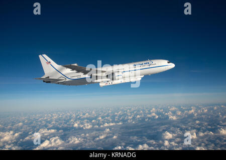 Von der F-18 pathfinder Flugzeuge fotografiert, das Orbital ATK L-1011 Stargazer Flugzeug gesehen wird, fliegen über den Atlantischen Ozean vor der Küste von Daytona Beach, Florida. Angehängte unter dem Flugzeug ist die Pegasus XL Rakete mit acht Cyclone Global Navigation Satellite System, oder CYGNSS, Raumfahrzeuge. Die CYGNSS Satelliten werden häufige und genaue Messungen der Meeresoberfläche Winde während des gesamten Lebenszyklus von tropischen Stürmen und Hurrikanen. Die Daten, die CYGNSS bietet Wissenschaftlern ermöglichen wird, um Luft zu Probe-sea interaction Prozesse, die sich in der Nähe der Core der Stürme, die Ra nehmen Stockfoto