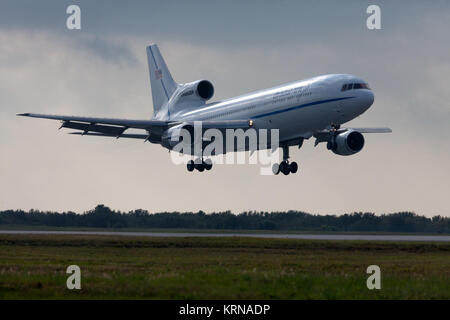 Eine orbitale ATK L-1011 Stargazer Flugzeug steigt in Richtung des Kompaktladers Streifen der Cape Canaveral Air Force Station in Florida. Das Flugzeug trug ein Pegasus XL Rakete mit acht NASA Cyclone Global Navigation Satellite System, oder CYGNSS, für starten. Mit dem Flugzeug Fliegen Ufer, die Pegasus Rakete wurde freigegeben. Fünf Sekunden später, festtreibstoff Motor entzündet und förderte die acht Hurrikan Observatorien zu Orbit. Die acht CYGNSS Satelliten werden häufige und genaue Messungen der Meeresoberfläche Winde während des gesamten Lebenszyklus von tropischen Stürmen und Hurrikanen. Freigabe der Peg Stockfoto