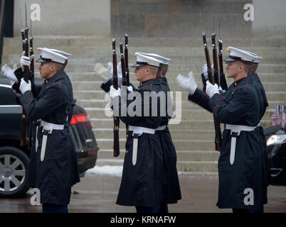 Die US-Marine Color Guard Linien bis vor dem Ohio Gebäude vor der ehemalige Astronaut und US-Senator John Glenn der Trauerzug in Columbus, Ohio, Samstag, 17. Dezember 2016. Photo Credit: (NASA/Bridget Caswell) John Glenn Prozession (NHQ 201612170020) Stockfoto