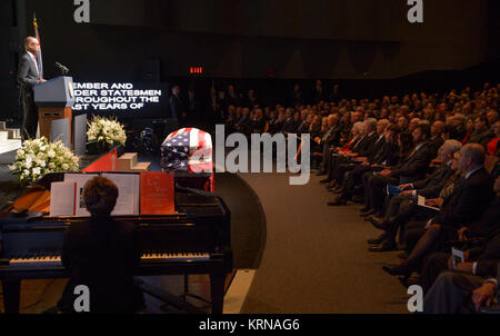 Präsident der Ohio State University Michael Drake spricht während einer Service feiern das Leben des ehemaligen Astronauten und US-Senator John Glenn, Samstag, Dezember 17, 2016 an der Ohio State University, mershon Auditorium in Columbus. Photo Credit: (NASA/Bill Ingalls) John Glenn - Feiern ein Leben des Dienstes (NHQ 201612170010) Stockfoto