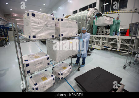 In der Space Station Processing Facility des NASA Kennedy Space Center in Florida, Techniker und Ingenieure legen Tausende von Pfund von Zubehör, Ausrüstung und wissenschaftlichen Forschung Materialien an Bord des unter Druck stehenden cargo-Modul ist ein Cygnus Raumfahrzeuge (PCM) für die ORBITALE ATK CRS-7 Mission zur Internationalen Raumstation. Am 19. März 2017, werden die "Commercial resupply Services Mission zu starten, wird auf einem United Launch Alliance Atlas-V-Rakete von Space Launch Complex 41 auf Cape Canaveral Air Force Station abheben. Cygnus CRS OA-7 in Kennedy SSPF (KSC -20170207-PH SWW01 0096) Stockfoto