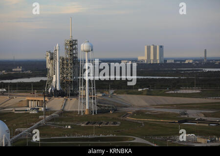 Eine Falcon 9 Rakete steht bereit für Liftoff auf Launch Complex 39 das Kennedy Space Center A. In diesem Luftbild, steht auf dem Launch Pad mit der Vehicle Assembly Building (VAB) im Hintergrund. Rechts von der VAB ist die mobile Launcher, die für das Stapeln der NASA Space Launch System Rakete, der Agentur Orion Raumschiff auf Missionen über den erdnahen Orbit senden verwendet wird. Die Falcon 9 wird ein Drache resupply Raumfahrzeug zur Internationalen Raumstation zu steigern. Liftoff ist für 9:39 Uhr EST. Dragon wird 5.500 Pfund liefert, auf seinen 10 commercial Resupply Stockfoto