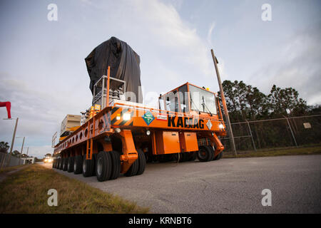 Ein KAMAG Transporter mit von Orbital ATK CYGNUS unter Druck cargo Modul auf bewegt gesichert langsam entlang der Straße nach Verlassen der Space Station Processing Facility des NASA Kennedy Space Center in Florida. CYGNUS wird die Nutzlast gefährliche Wartung Service für Final Treibstoff beladen und späten cargo Ablage transportiert werden. Die Orbital ATK CRS-7 Commercial resupply Services Mission zur Internationalen Raumstation soll auf einem United Launch Alliance Atlas-V-Rakete vom Weltraum aus komplexen 41 Start in Cape Canaveral Air Force Station am 19. März 2017 zu starten. CYGNUS t liefern Stockfoto