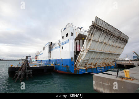 Das Mariner Barge kommt an einem Dock der Cape Canaveral Air Force Station in Florida, die die erste integrierte Stück Flug Hardware für die NASA Weltraum System (SLS) Rakete, die Interim kryogene Antriebsstufe (HKP). Die HKP wurde von der United Launch Alliance (ULA) Werk in Decatur, Alabama ausgeliefert. Die HKP wird entlastet und die ULA horizontale Integration Einrichtung, wo sie aus ihrem Flight Case entfernt werden transportiert werden. Die HKP ist der In-space Bühne, die an der Spitze der Rakete befindet, zwischen der Markteinführung Fahrzeug Phase Adapter und die Orion Raumschiff Adap Stockfoto