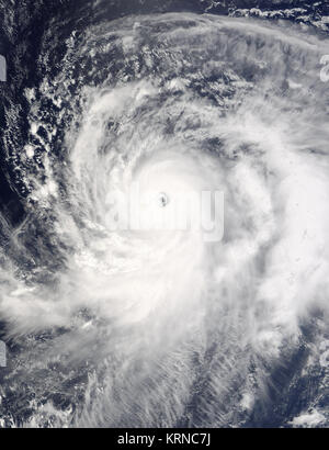 <p> Die MODIS Instruments an Bord des NASA-Satelliten Terra diese True-color Bild von Super Typhoon Chapa erfasst am 24. August 2005 um 1:30 UTC. Zu der Zeit dieses Bild genommen wurde, Chapa liegt ca. 824 km (512 Meilen) südlich von Iwo Jima und war auf dem Weg zum west-nordwestlich bei 20 km/h (13 mph). Maximale kontinuierliche wurden in der Nähe von 259 km/h (161 mph) mit höheren Böen von 287 km/h (178 mph). Chaba wird erwartet, Landfall in südwestlichem Japan zu machen bietet dieses Bild einmal auf Freitag.</p> <p>Die MODIS Rapid Response System an rapidfire.sci.gsfc.nasa.gov/gallery/?2004237-0824/Chaba.A2004237.0 Stockfoto