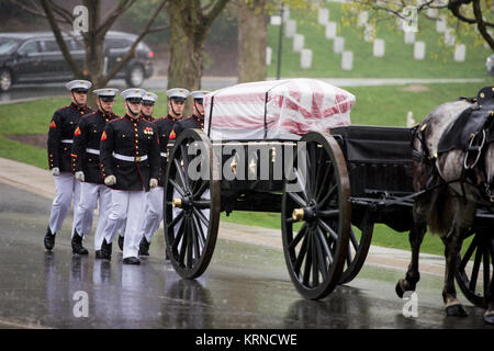 Eine von Pferden gezogene Caisson trägt der ehemalige Astronaut und US-Senator John Glenn zu seiner letzten Ruhestätte während der beisetzung Zeremonie auf dem Arlington National Cemetery auf Donnerstag, 6. April 2017 in Virginia. Glenn war der erste Amerikaner auf der Umlaufbahn der Erde am 13.02.20, 1962 in einem 5-stündigen Flug an Bord der Freundschaft 7 Raumfahrzeuge. Im Jahr 1998 brach er einen anderen Datensatz zurückkehren, um Platz im Alter von 77 Jahren mit dem Space Shuttle Discovery. Photo Credit: (NASA/Aubrey Gemignani) John Glenn Interment (NHQ 201704060003) Stockfoto