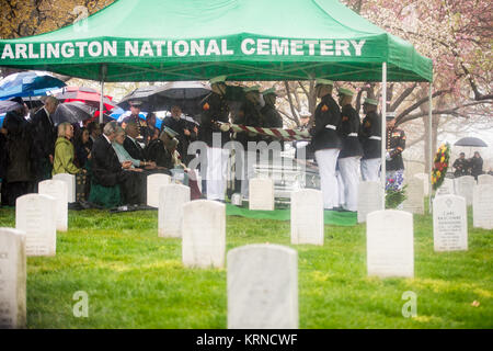 Eine Marine Corps Ehrengarde hält die amerikanische Fahne über den Sarg der ehemalige Astronaut und US-Senator John Glenn, der mit allen militärischen Ehren beigesetzt wurde, auf dem Arlington National Cemetery in Virginia auf Donnerstag, 6. April 2017, der Tag, an dem er und seine Frau Annie 1943 verheiratet waren. Glenn war der erste Amerikaner auf der Umlaufbahn der Erde am 13.02.20, 1962 in einem 5-stündigen Flug an Bord der Freundschaft 7 Raumfahrzeuge. Im Jahr 1998 brach er einen anderen Datensatz zurückkehren, um Platz im Alter von 77 Jahren mit dem Space Shuttle Discovery. Photo Credit: (NASA/Aubrey Gemignani) John Glenn Interment (NHQ 201704060007) Stockfoto